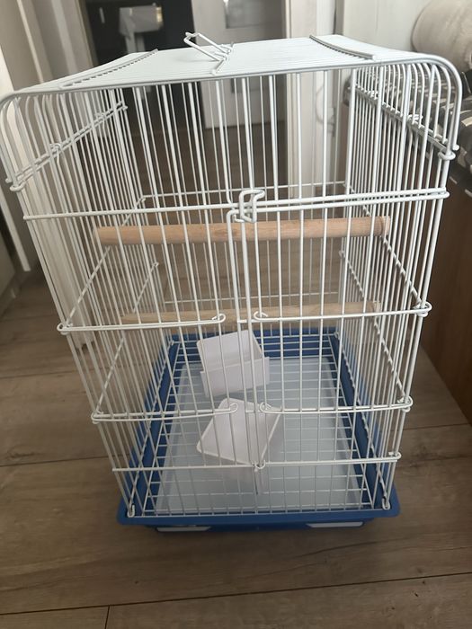 Vand 2 custi pentru papagali