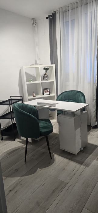 Închiriez post manichiura