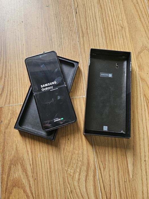 Vand Samsung Galaxy Flip 4 Z cu probleme display
