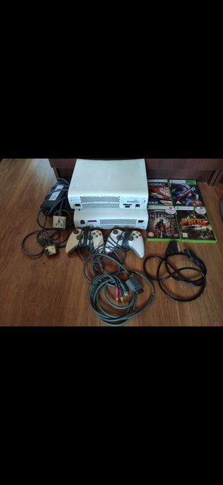 2 х Оригинални конзоли Xbox 360 със 4 оригинални игри и 2 джойстика +