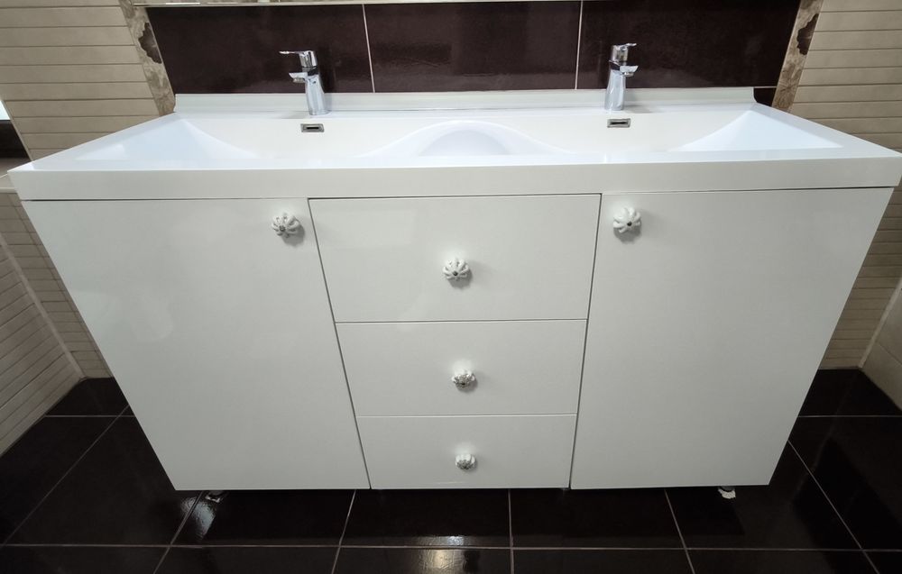 Set mobilier baie complet ( chiuveta, baterii Grohe și oglinda incluse