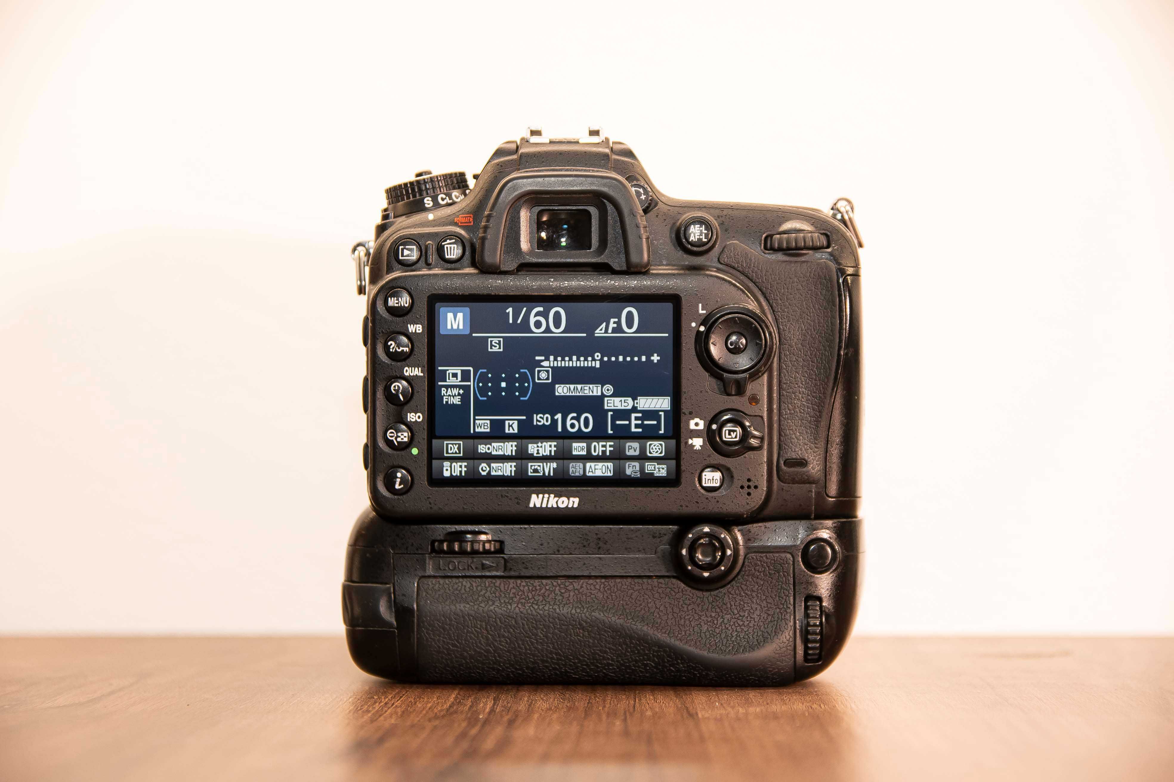 Nikon D7100 DX în stare excelentă.
