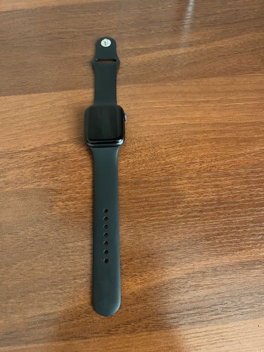 Apple watch SE оригинал цена 70000тг. Есть небольшой торг есть зарядка