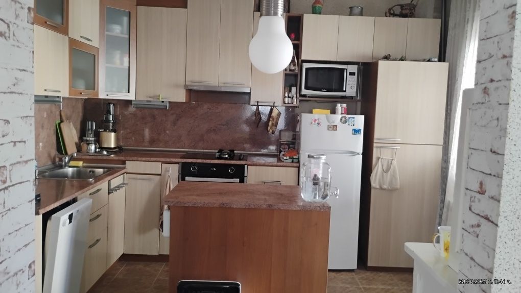 Продавам къща с двор