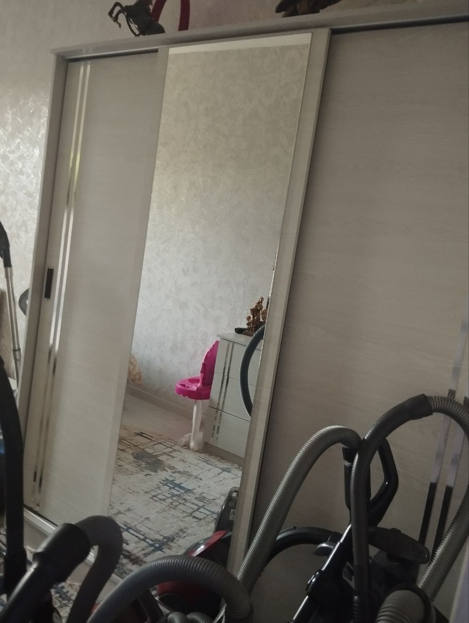 Продается свой спальный гарнитур в стиле хай тек