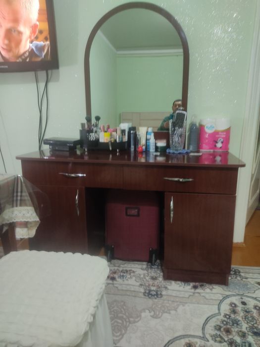 Продаю трюмо,с зеркалом