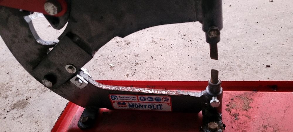 Vând mașină de tăiat țiglă