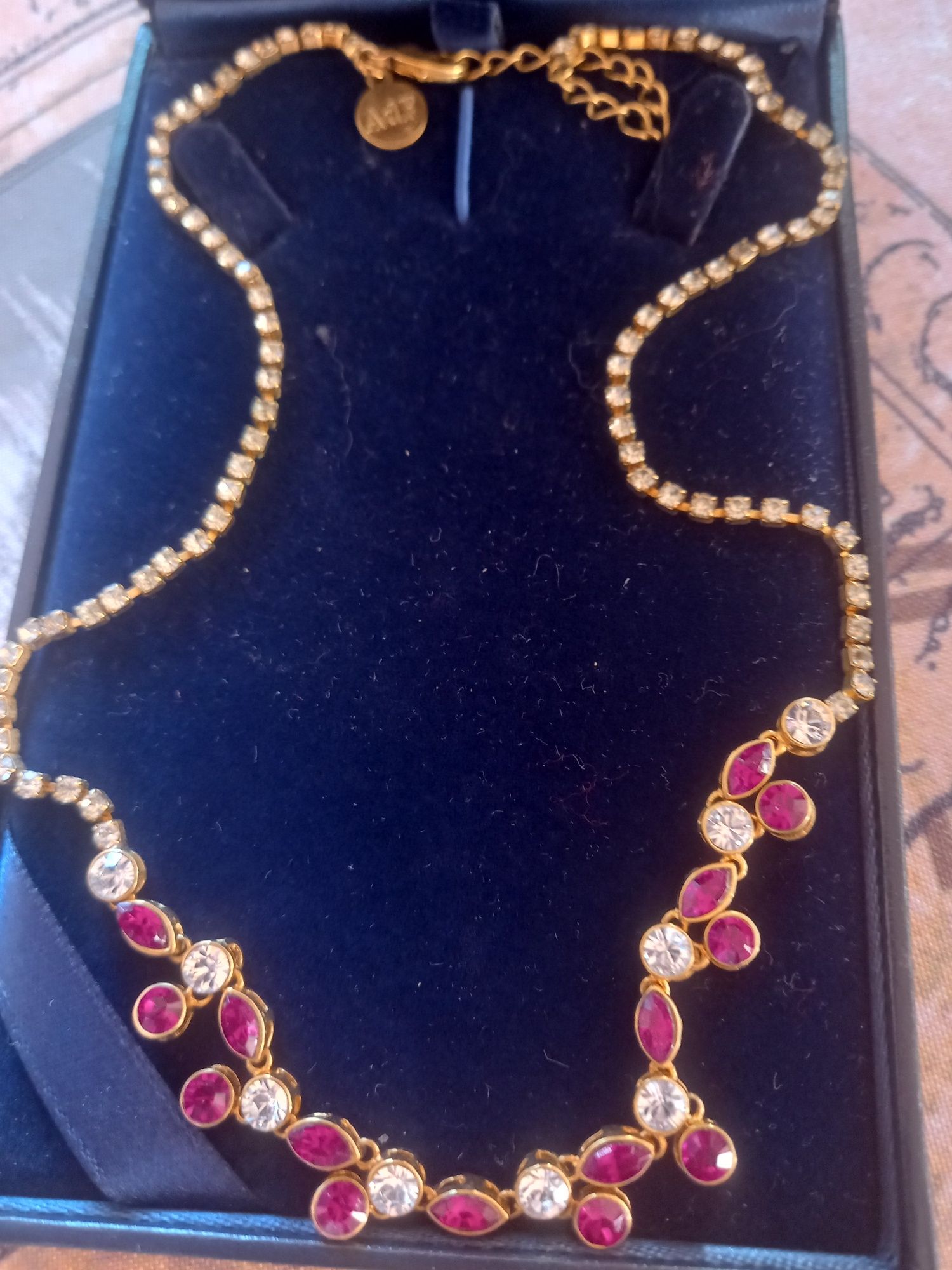 Колие с камъни Swarovski