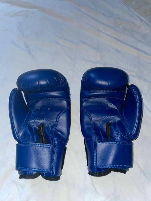 Продам боксерские перчатки ADIDAS новые. 8 унции