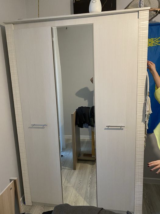 Шкаф с зеркалом в отличном состоянии