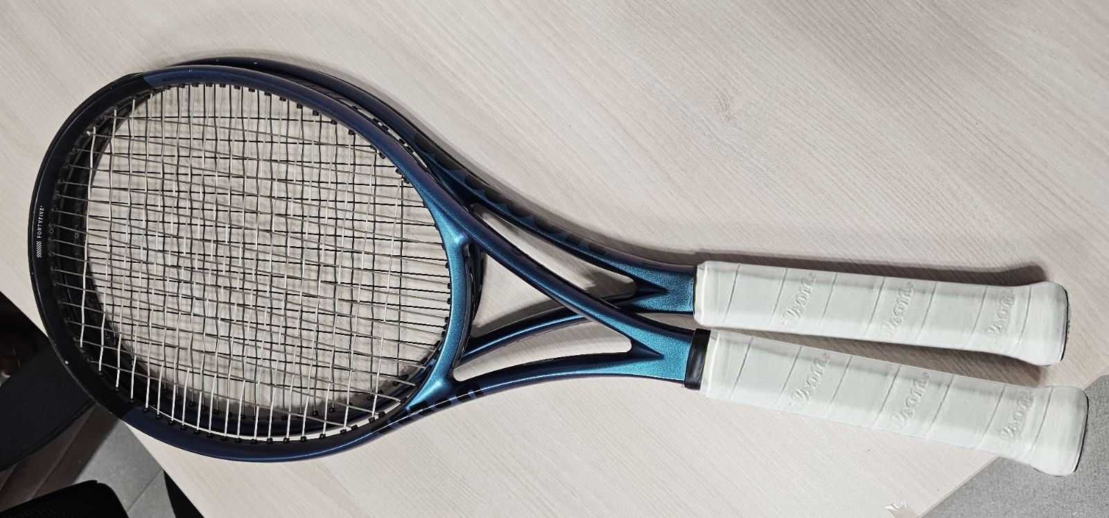 Продавам 2 бр. Wilson Ultra V4