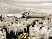 Inchiriere cort alb pentru evenimente, scaune, mese rotunde, decor