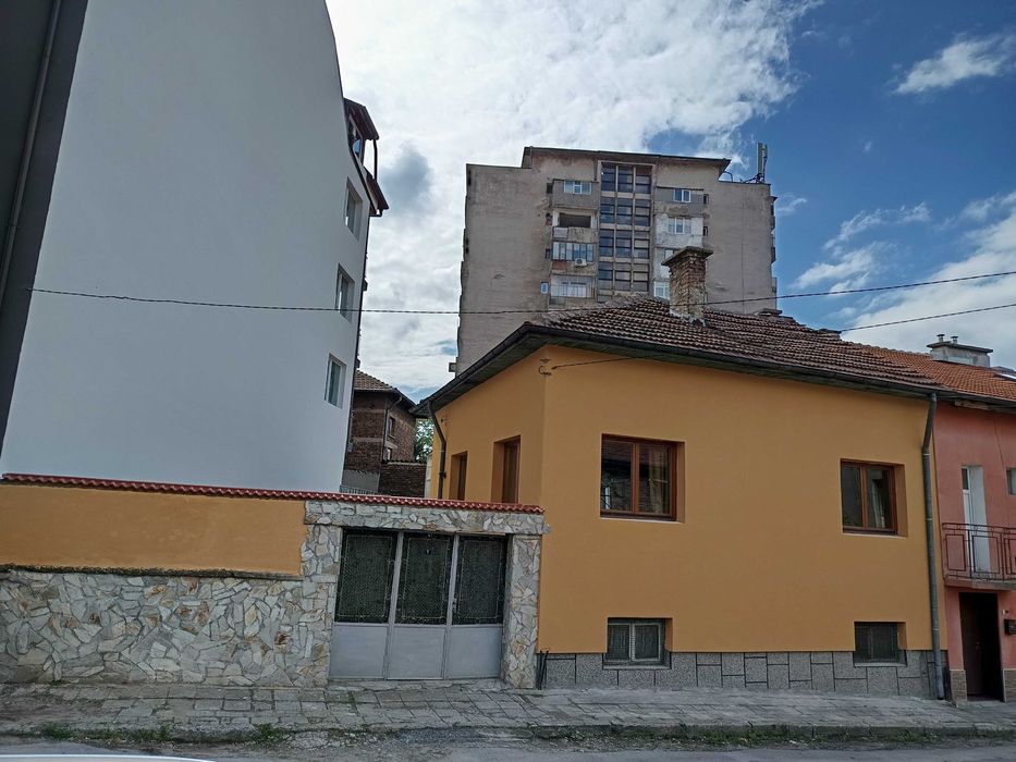 продава самостоятелна къща с двор