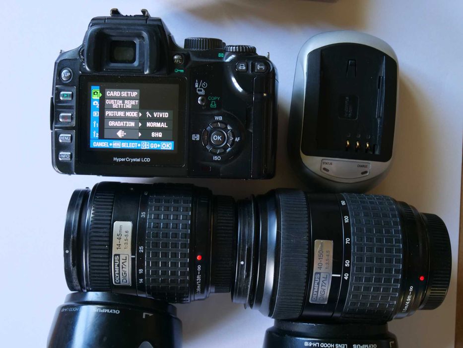 KIT OLYMPUS E500, 2 obiective, 4 baterii, telecomanda