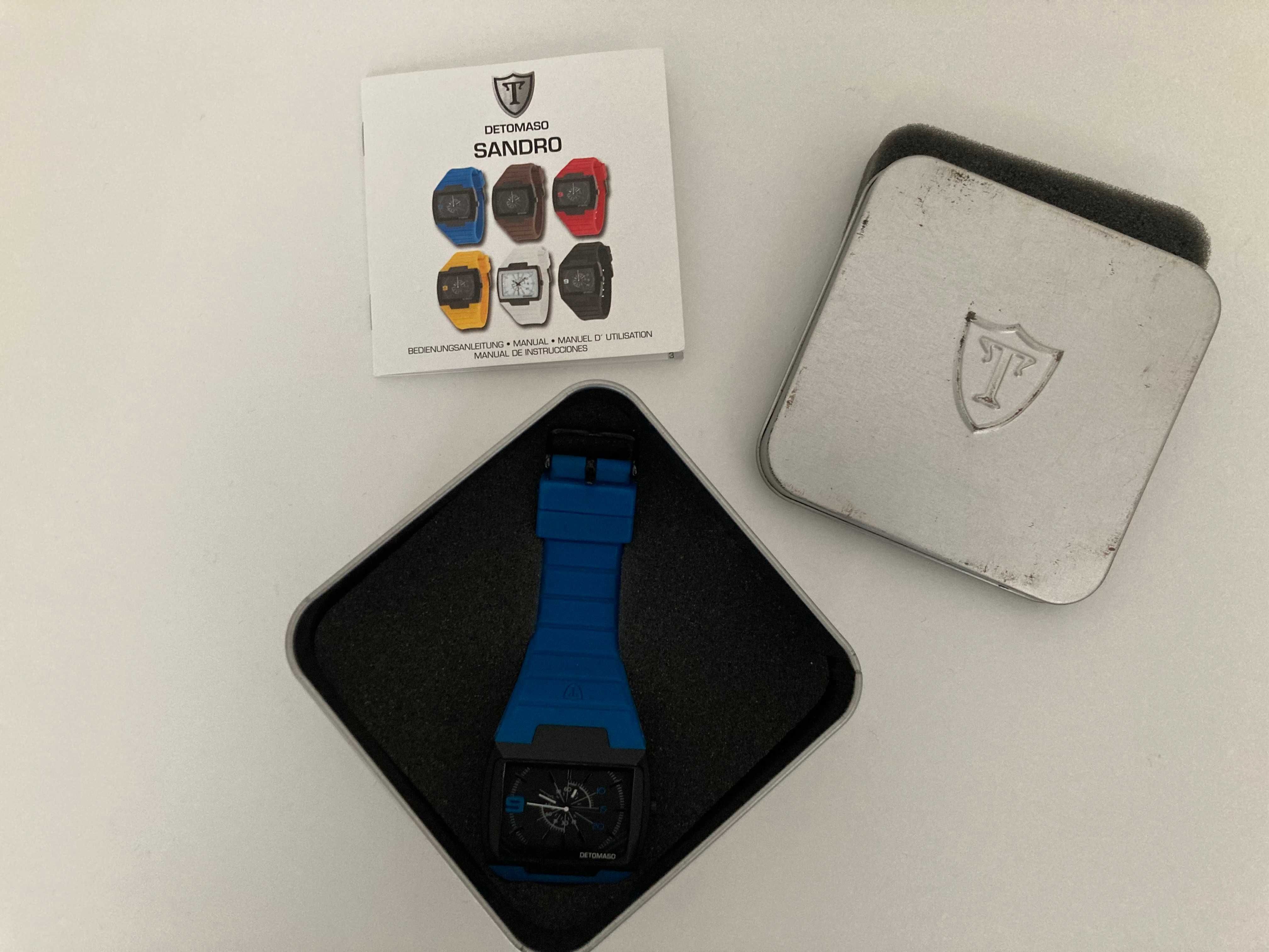 Спортен часовник  Detomaso модел Sandro, със синя силиконова каишка