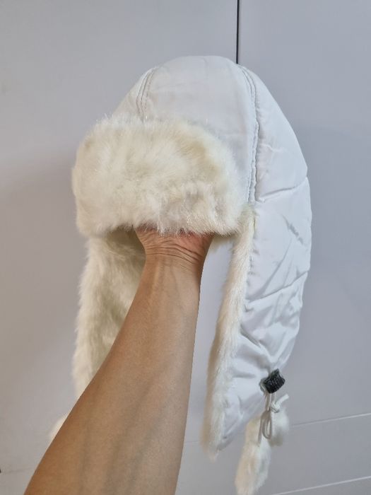 Căciula albă din fâs si blăniță