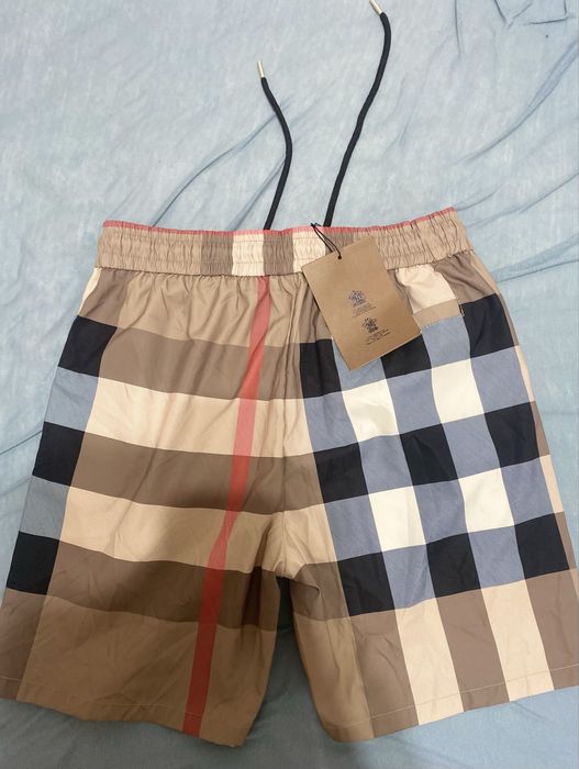 Vând pantaloni scurți de baie Burberry