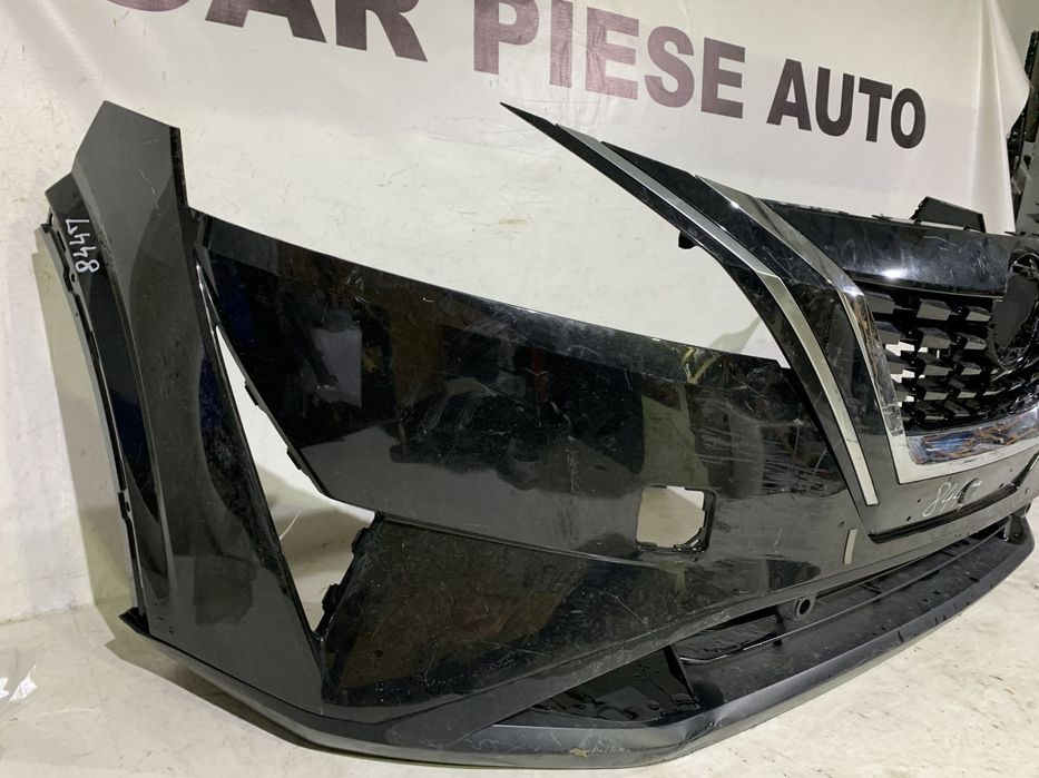 Bara fata Nissan Qashqai, 2021, 2022, 2023, 2024, cod origine OE 620226UA0H, cu gauri pentru senzori de parcare (4). Cromul de pe grila este atins.