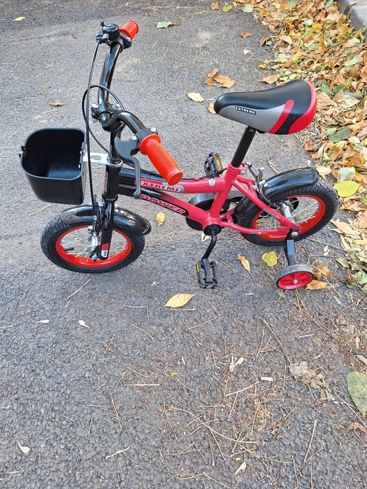 Bicicletă cu roți ajutătoare