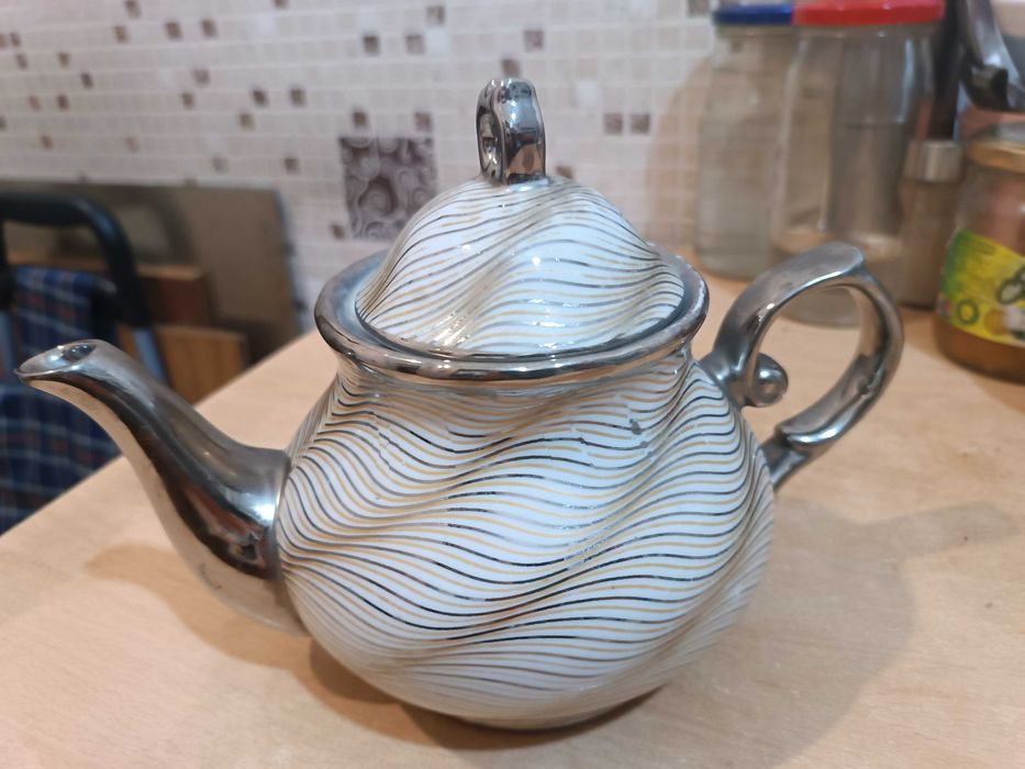 Продам красивый чайник (металлокерамика)