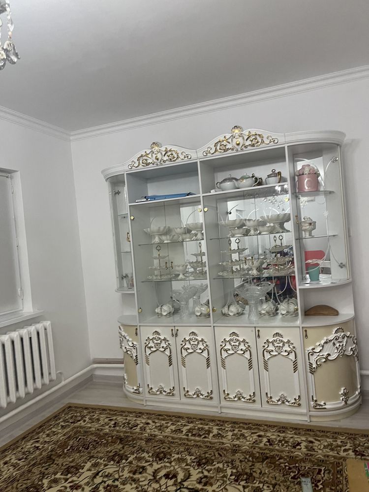 Сервант белый в хорошем состояние