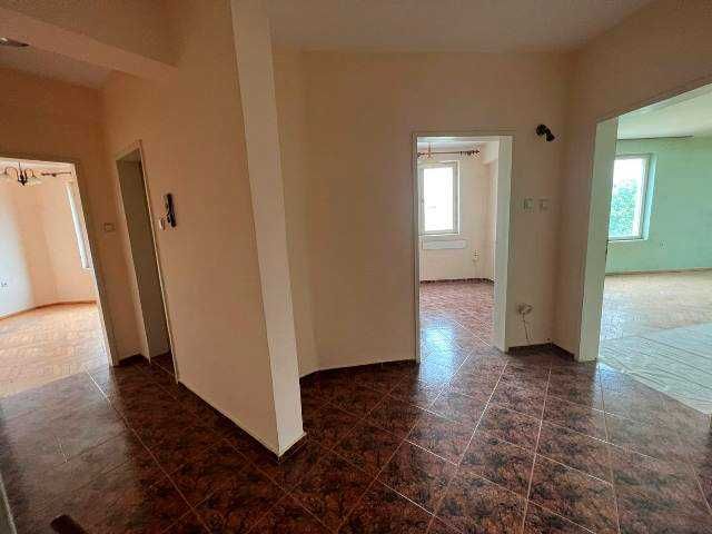 Продава се Двустаен апартамент в Търговище, Център - 78 кв.м за 975 €/кв.м - Снимка #4