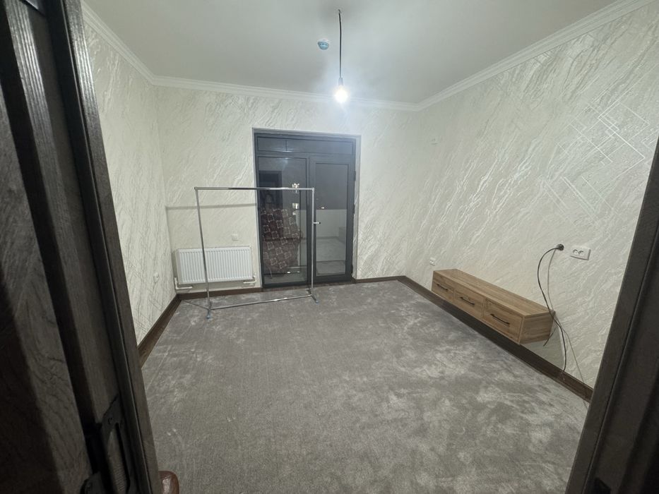 Kvartiraga qizlarni quyamiz. Bir xonasiga. Honadon yangi.