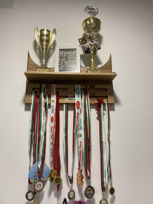 Поставка за купи и медали - дъб