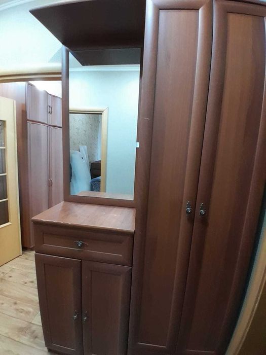 Прихожая и стулья 6штук