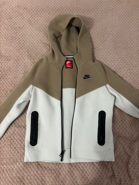 Vând bluza de trening Nike tech