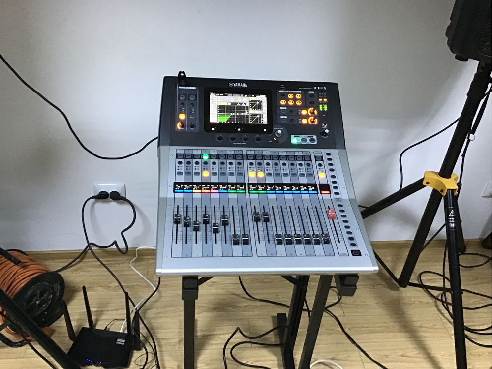 mixer digital Yamaha TF1  ,cu husa transport , wirlles si stativ mixer