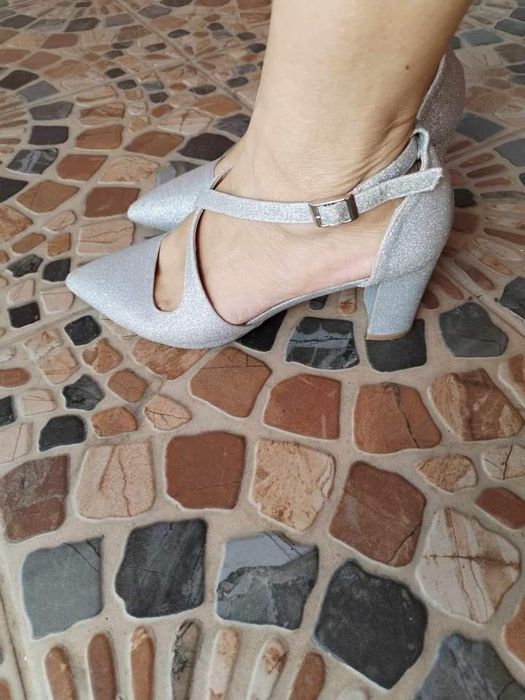 Vând pantofi argintii