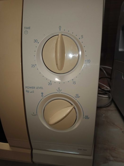 Cuptor cu microunde DeLonghi