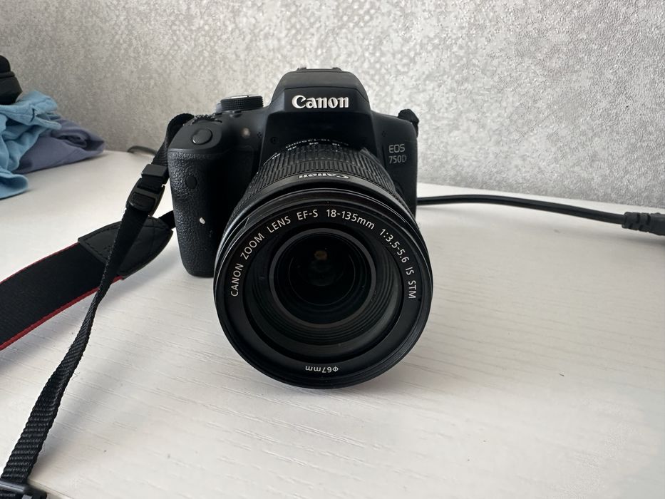 Продам фотоаппарат Canon EOS 750 D