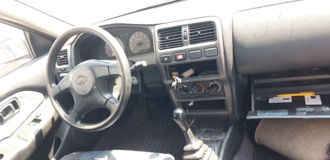 Nissan almera 1.6i