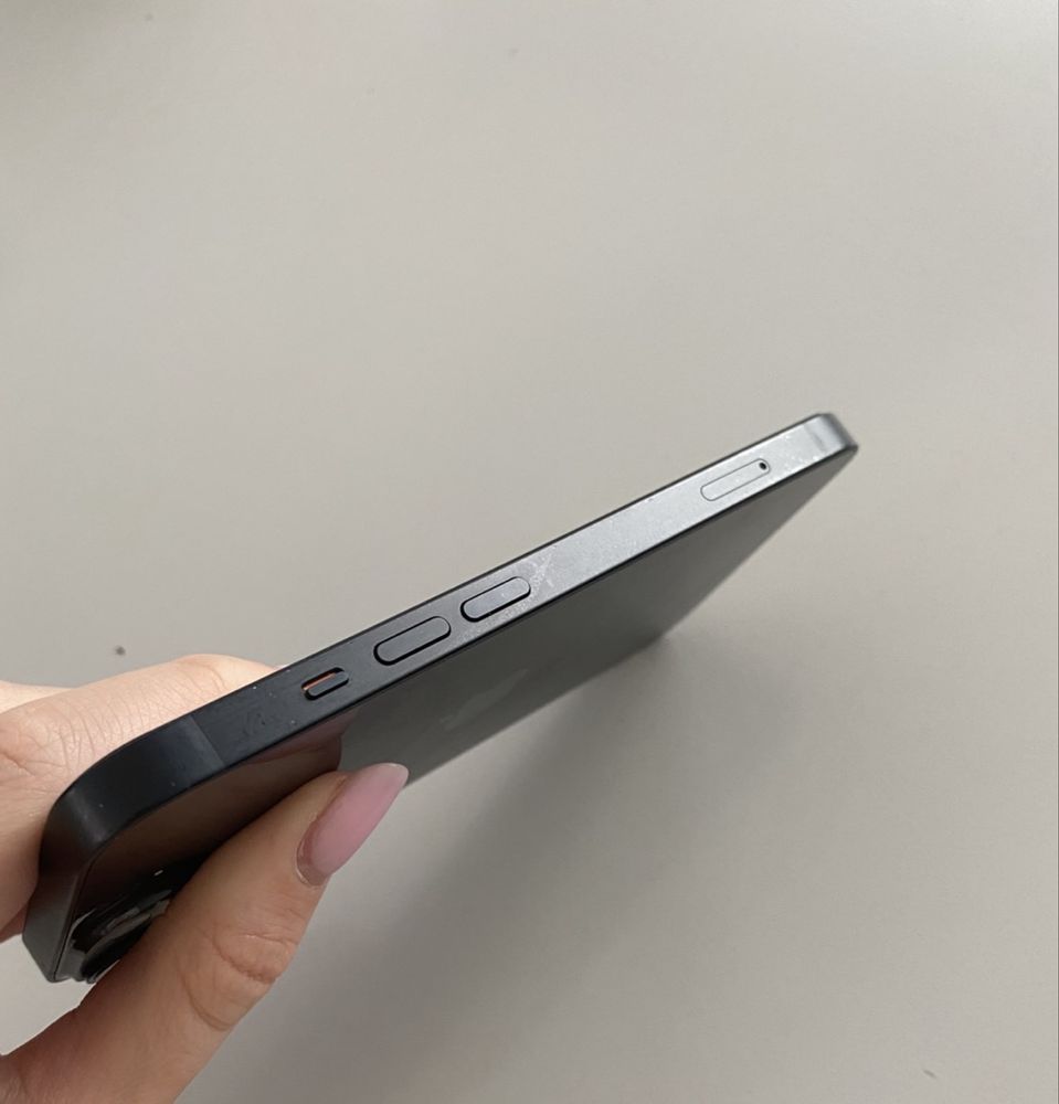 iPhone 14, 256 GB, Midnight Blue - запазен, с кутия и 10 кейса