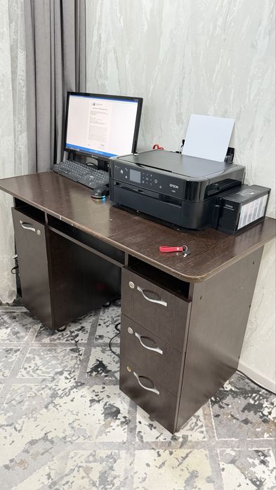 Продам стол м ящиками