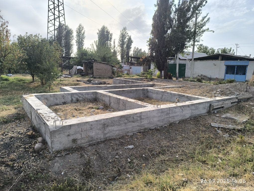 Продается участок с готовым фундаментом для постройки дома.