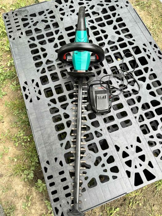 Masina de tuns gard viu Bosch AHS 55-20 LI, cu acumulator.