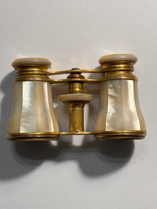 Binoclu antic din sidef si alama