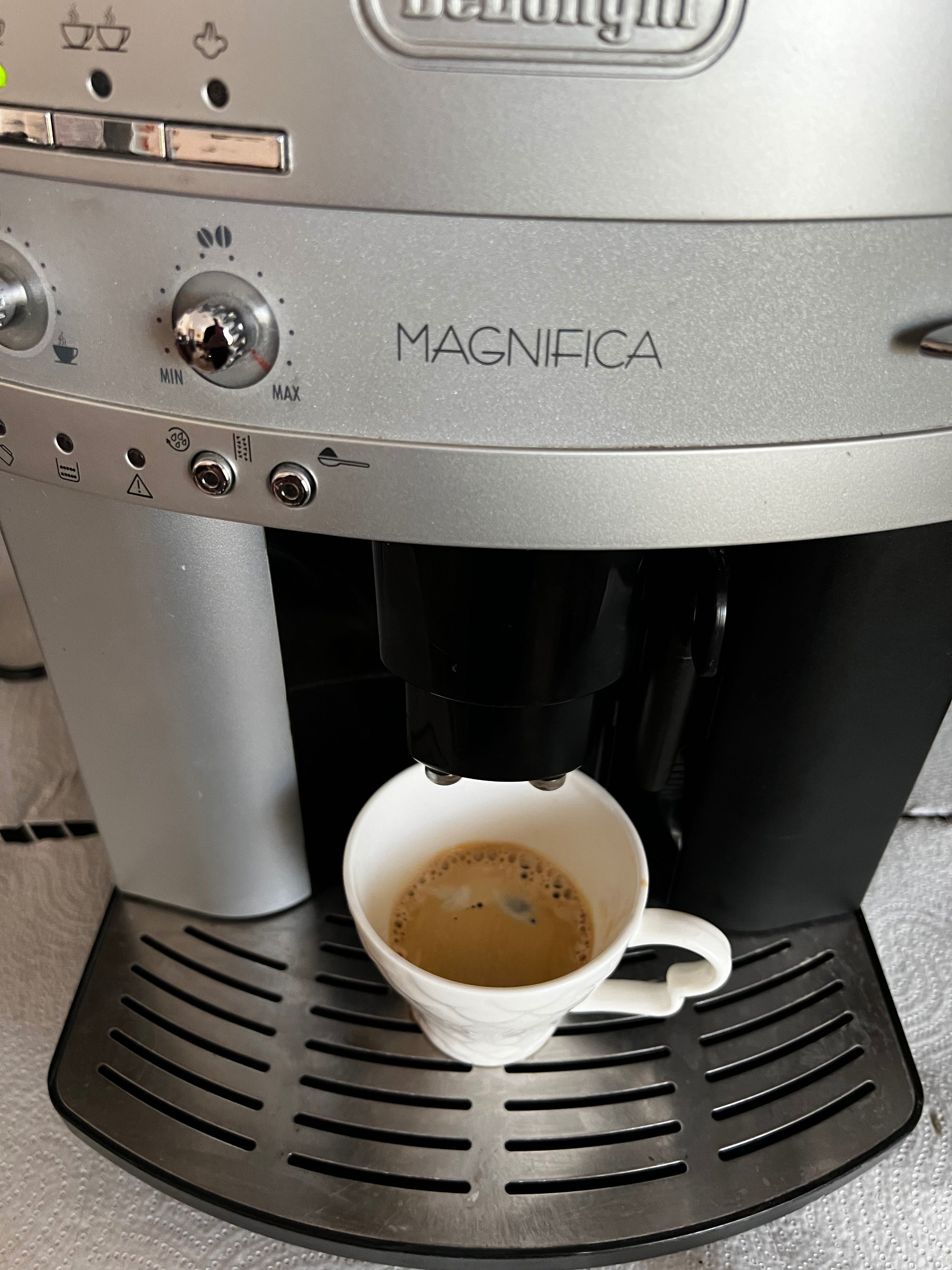 Кафе машина робот Delonghi Magnifica