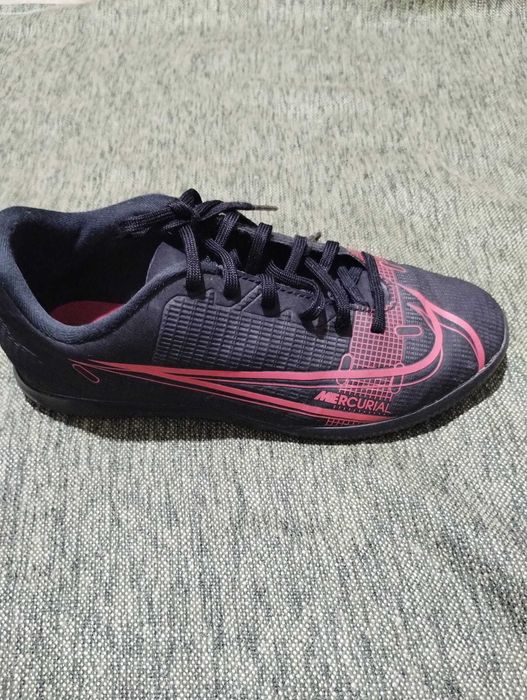 Adidasi Nike fotbal , marimea 36,5 EU