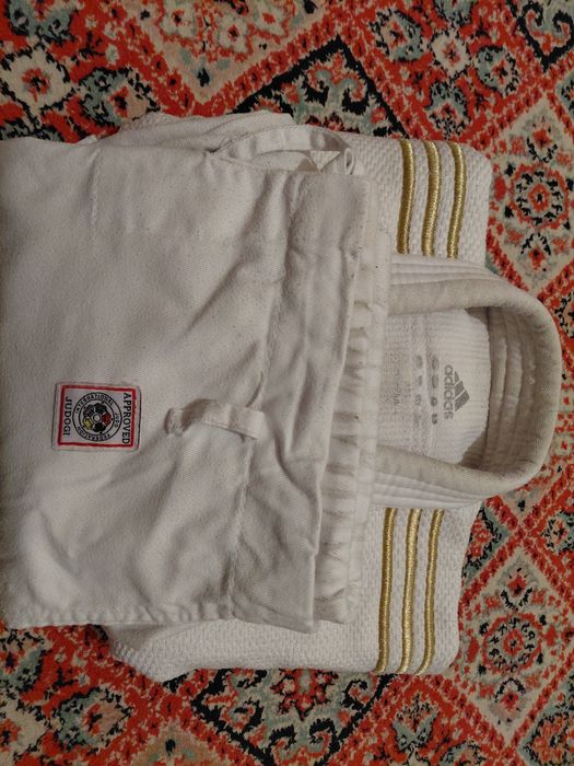 Кимоно сатылады,adidas,чемпион 3,размері 155. 1 ж киілген. Цена 15 000