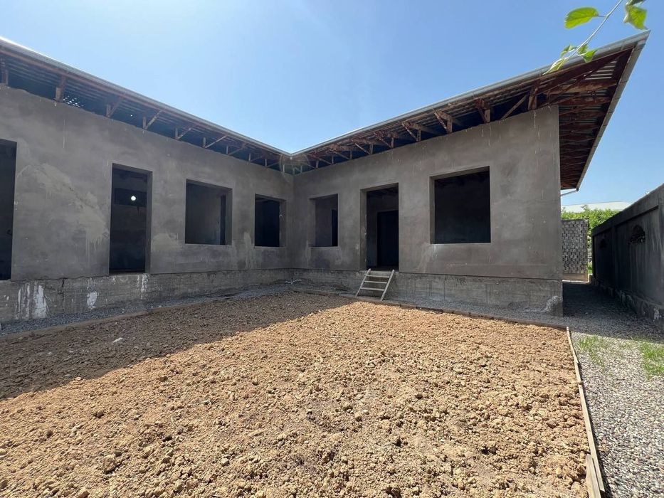 Продается недостроений участок .