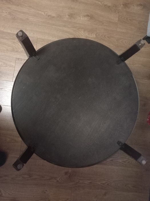 Кръгла дървена маса