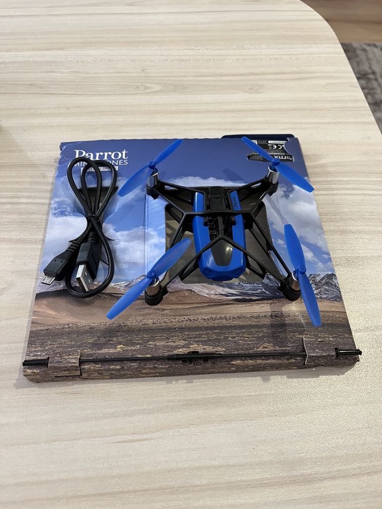 Дрон: Parrot minidrones rolling spider