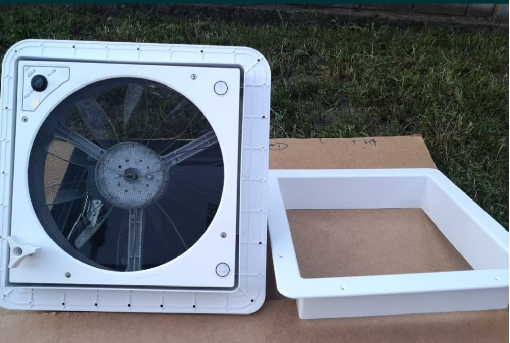 Trapa NOUA cu ventilator 12 V rulota autorulota RV 40x40 cm IN-OUT Air