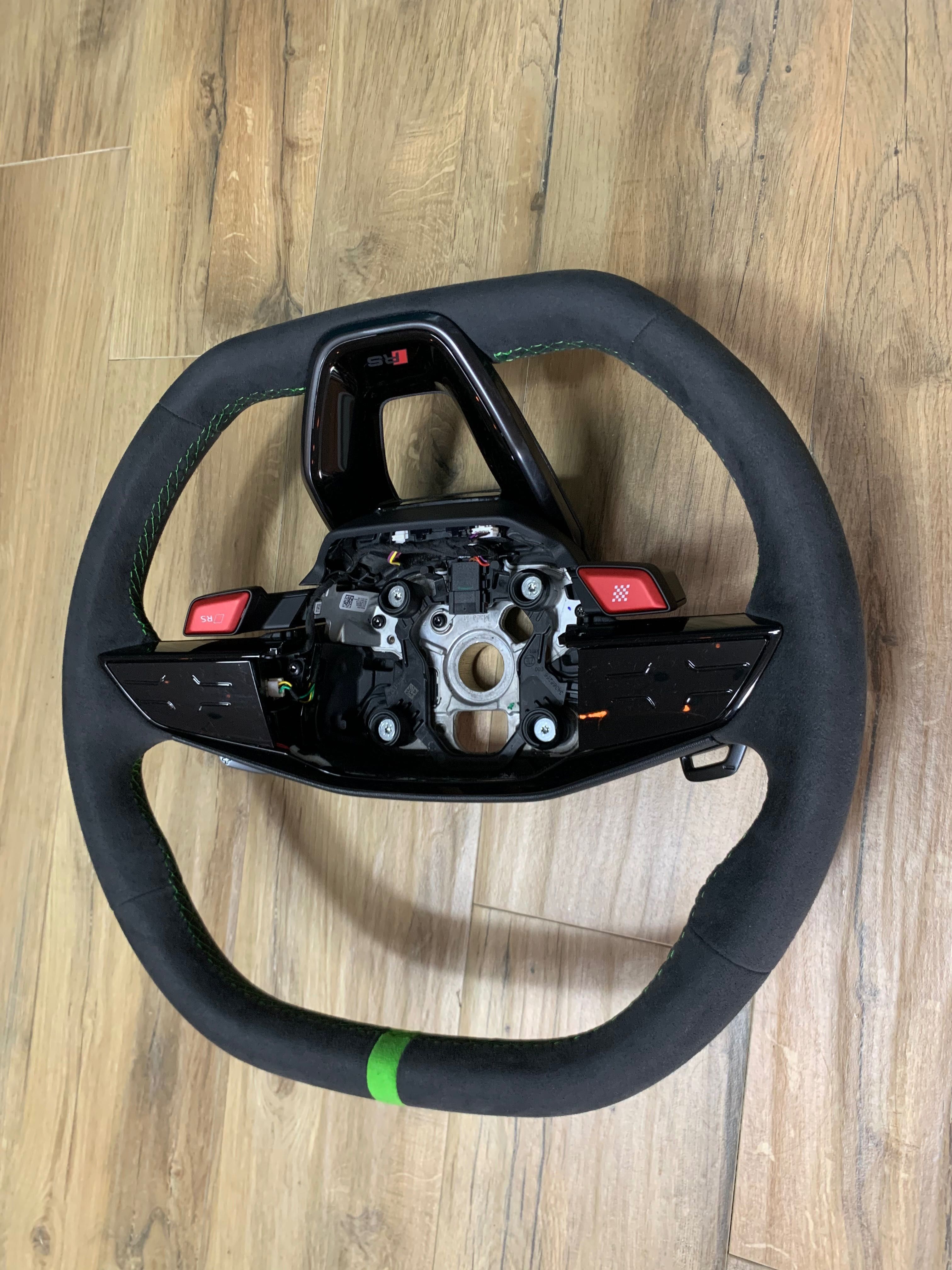 Volan Teșit Audi RS/Q4,Q5,Q6,A4,A5,A6,A7,E Tron /Modelul Nou 2024