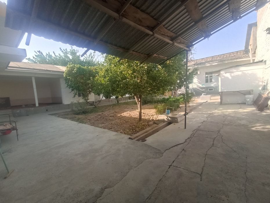 Komolon mahallada uchaska sotiladi 6 sotih