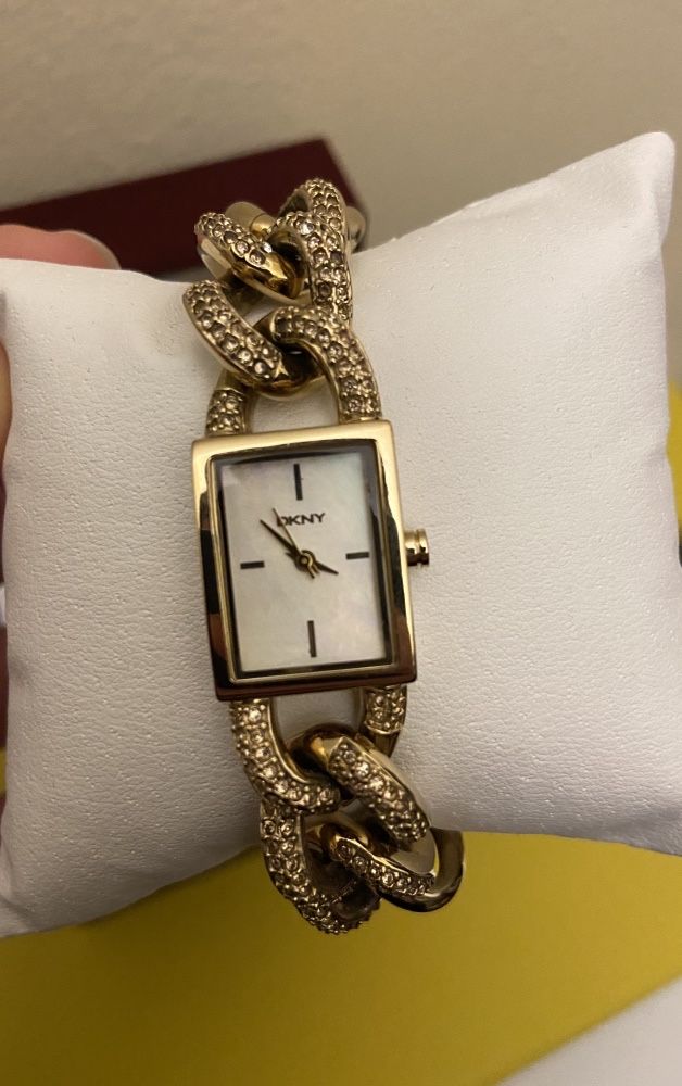 DKNY ceas cu cristale Swarovski de la 3000 RON la la 1400 RON